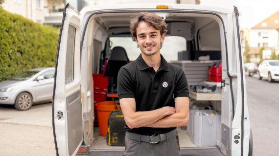 Technicien Garanka devant son camion
