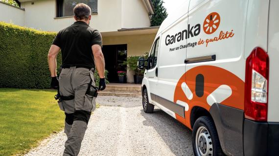 technicien devant sa camionnette garanka