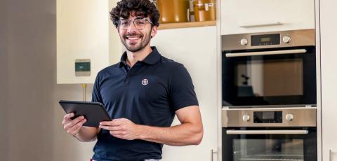 technicien devant une chaudiere