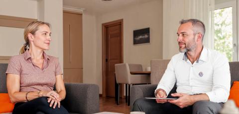 expert garanka avec une cliente dans le salon
