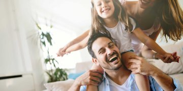 famille heureuse dans le salon