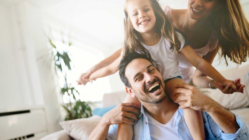 famille heureuse dans le salon