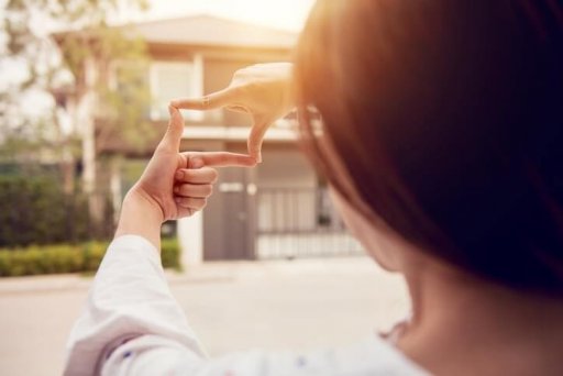 personne qui fait des plans pour la rénovation de sa maison