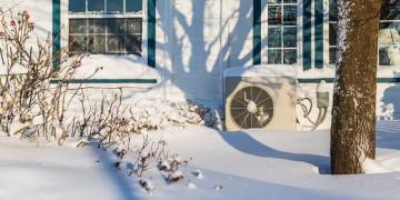 module extérieur de pompe à chaleur dehors en hivers avec de la neige