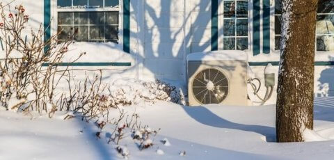 module extérieur de pompe à chaleur dehors en hivers avec de la neige