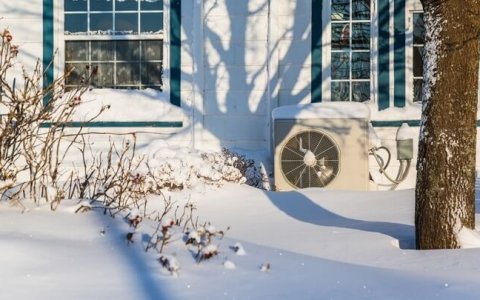 module extérieur de pompe à chaleur dehors en hivers avec de la neige