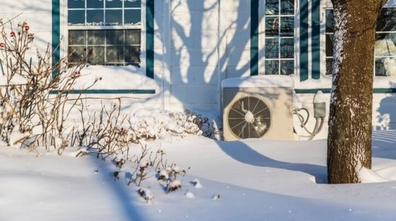 module extérieur de pompe à chaleur dehors en hivers avec de la neige