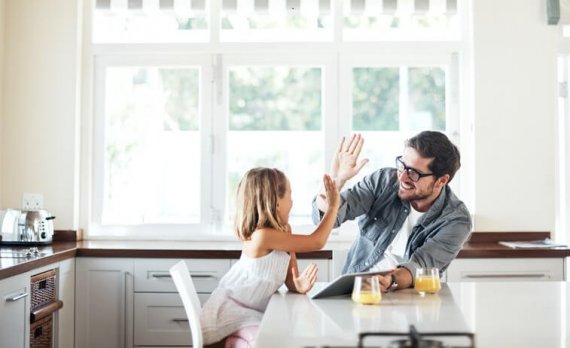 papa et sa fille heureux dans la cuisine