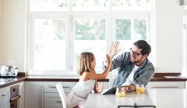 papa et sa fille heureux dans la cuisine