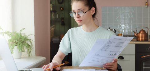 Femme devant un ordinateur