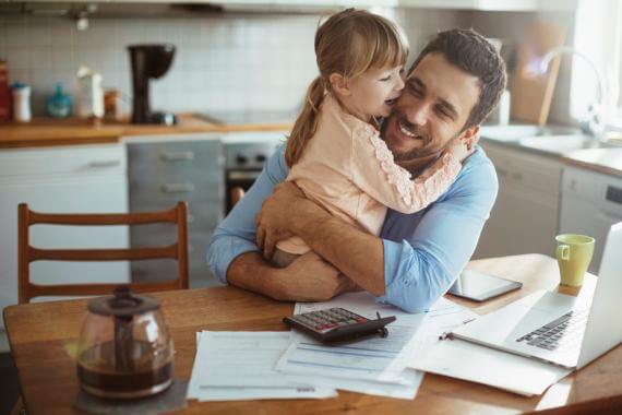 Père et sa fille devant un bureau et des papiers administratifs