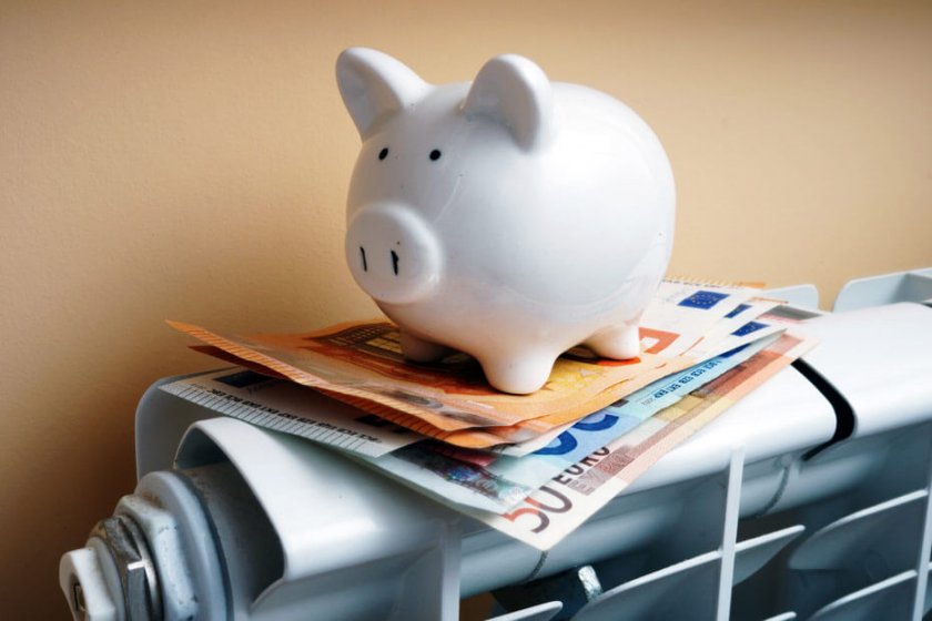 Tirelire et billets sur un radiateur