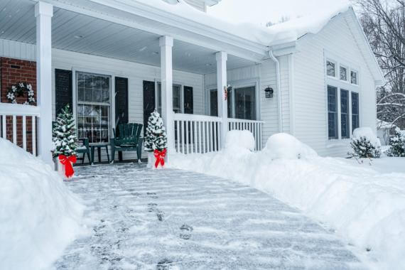 Façade de maison en hiver avec de la neige