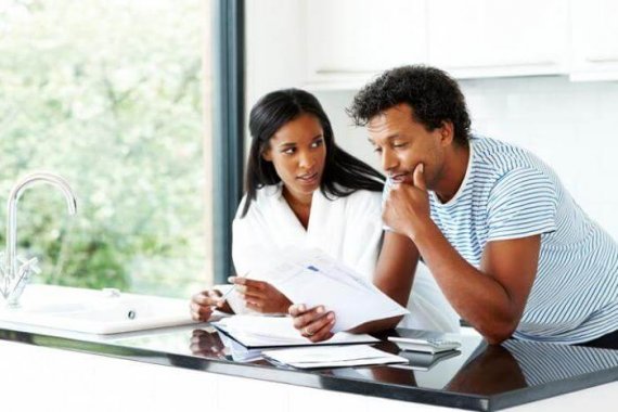 Couple regarde attestation d