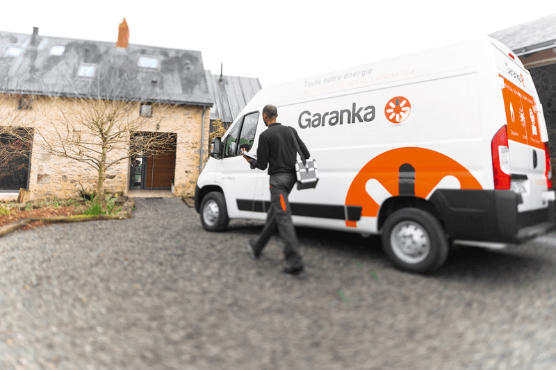 Technicien Garanka devant son camion chez un client