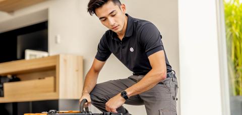 technicien avec sa caisse à outils garanka