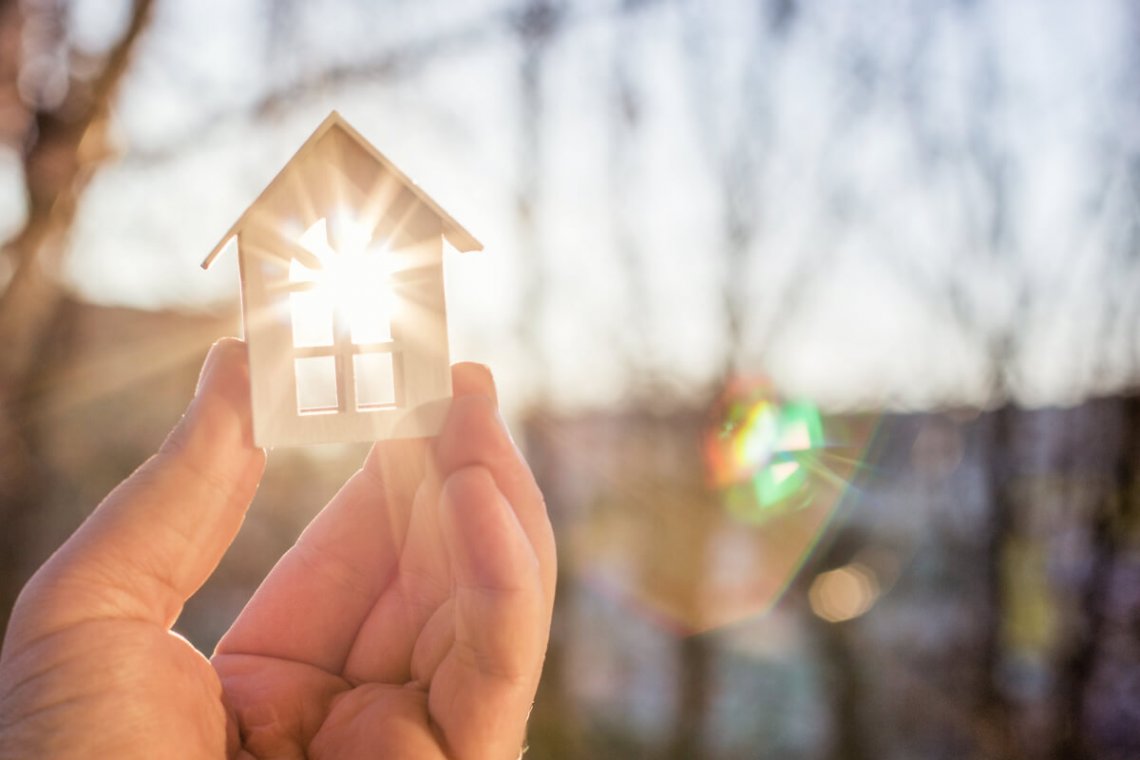 maison en bois devant le soleil