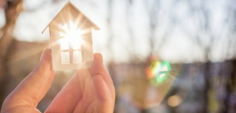 maison en bois devant le soleil