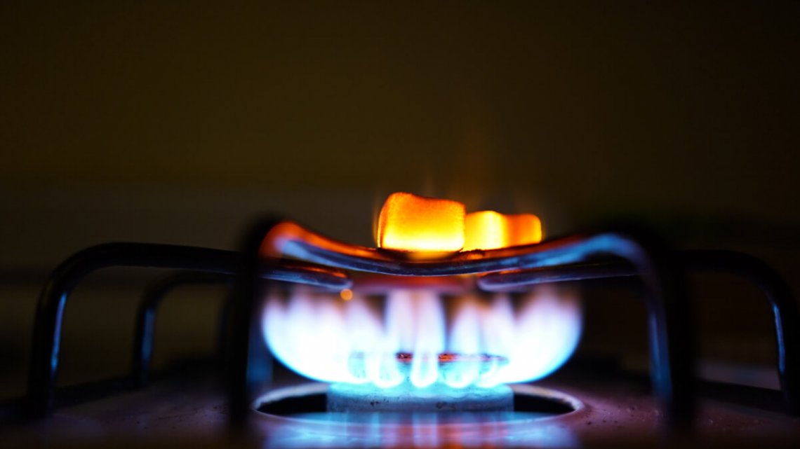 flamme sur une table de cuisson au gaz