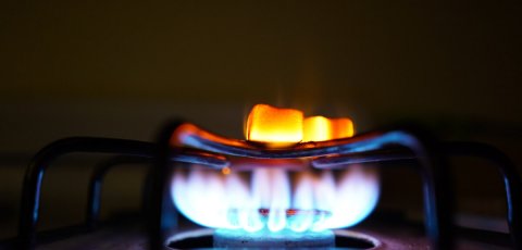 flamme sur une table de cuisson au gaz