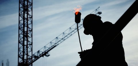 personne qui porte une torche devant une grue