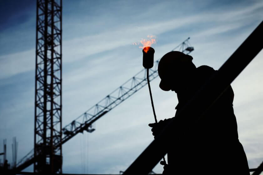 personne qui porte une torche devant une grue