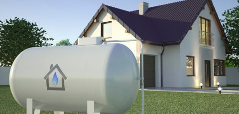 citerne de propane devant une maison