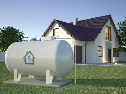 citerne de propane devant une maison