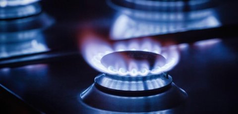 flamme sur une cuisinière au gaz