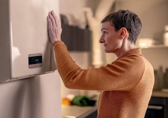 Garanka le chauffagiste qui vous facilite la vie, client devant sa chaudiere