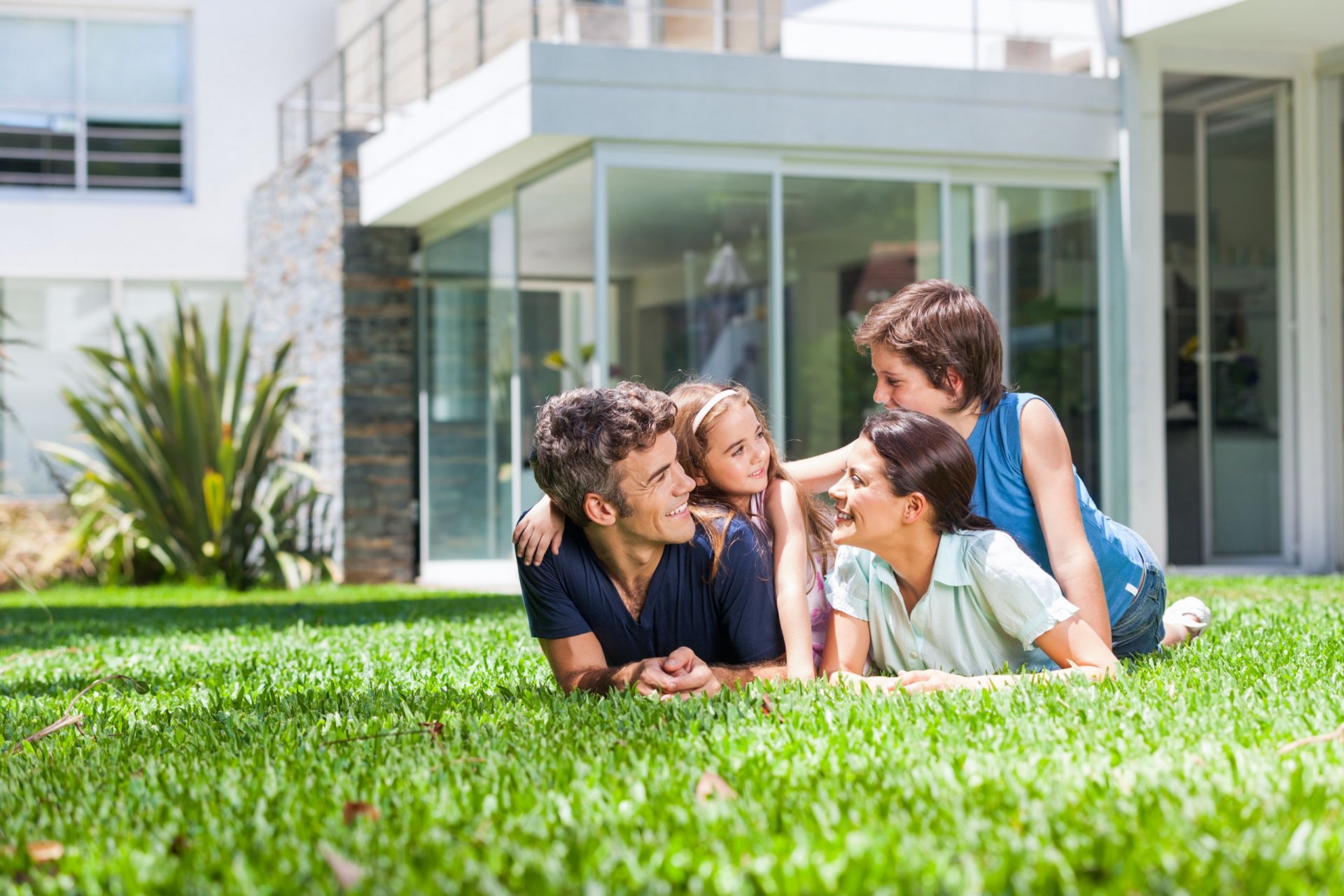 famille heureuse dans le jardin