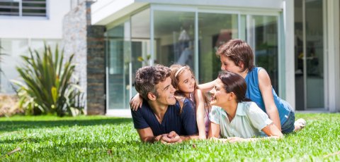 famille heureuse dans le jardin