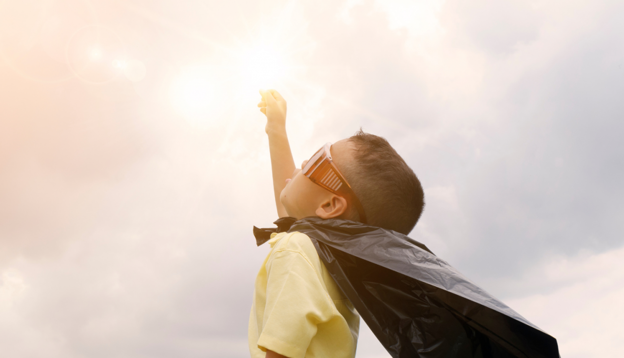 enfant en mode super héro