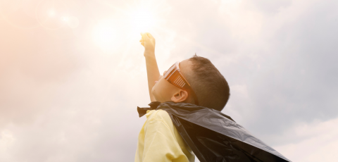 enfant en mode super héro