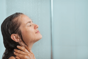 femme prenant une douche