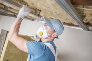 artisan isolant le plafond d'un logement