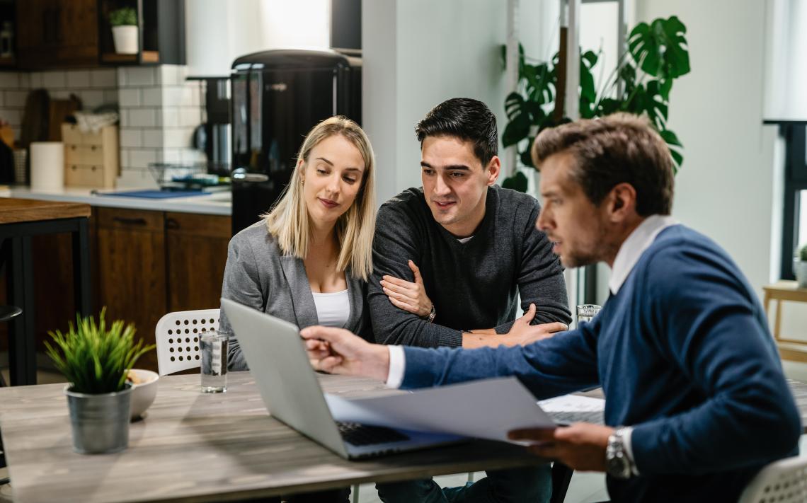 expert avec un couple dans leur maison