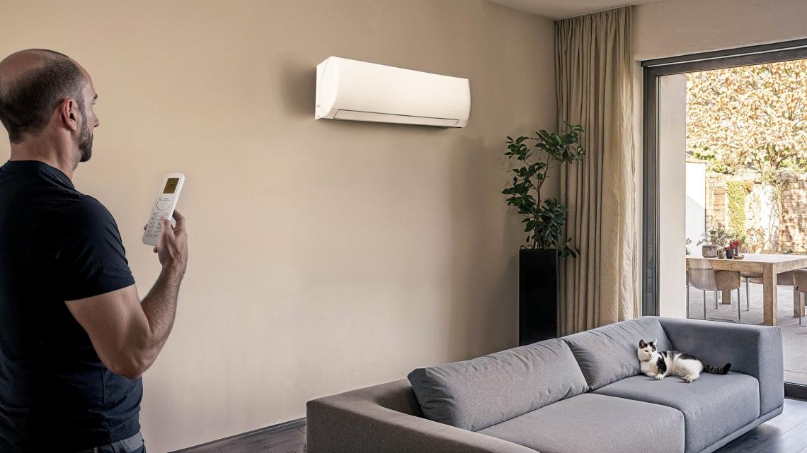 Homme installant une climatisation