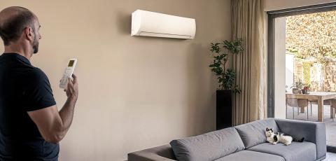 Homme installant une climatisation