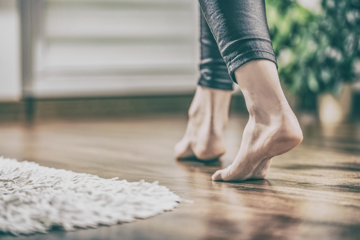 Personne marchant sur un plancher chauffant