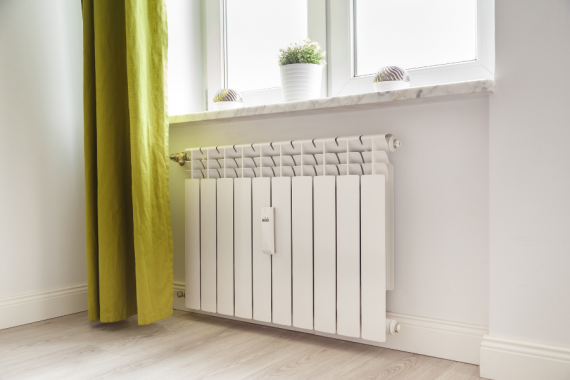 radiateur en aluminium dans une pièce