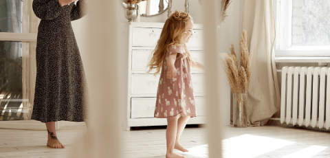 petite fille et sa maman dans une maison avec radiateur en fonte