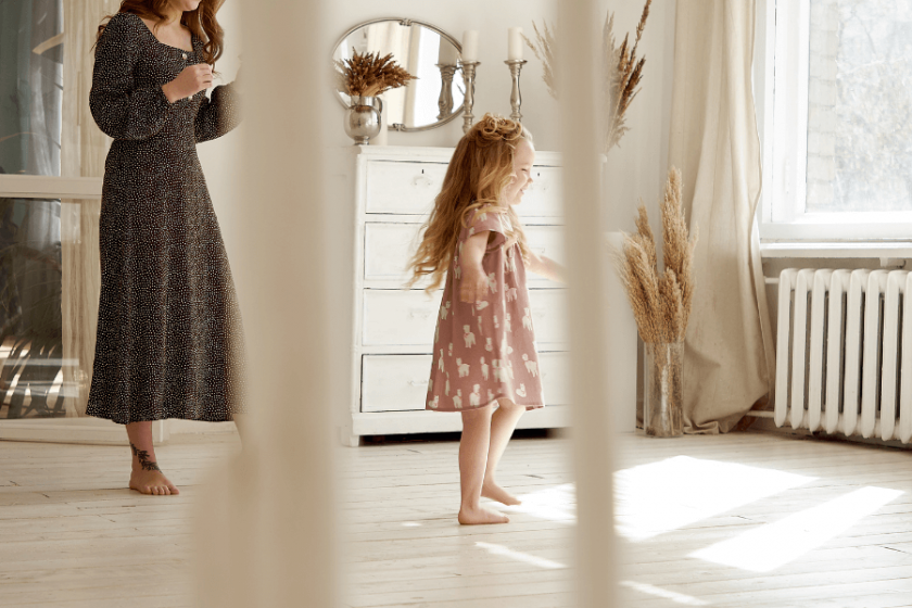 petite fille et sa maman dans une maison avec radiateur en fonte