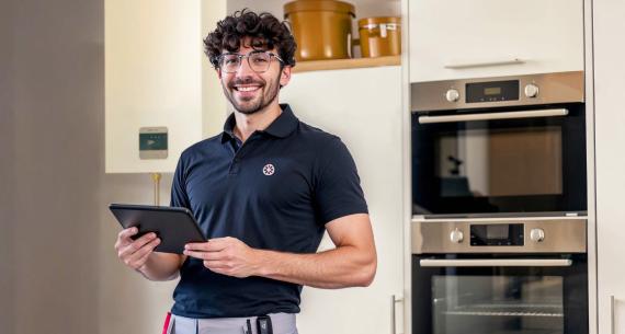technicien devant une chaudiere avec tablette