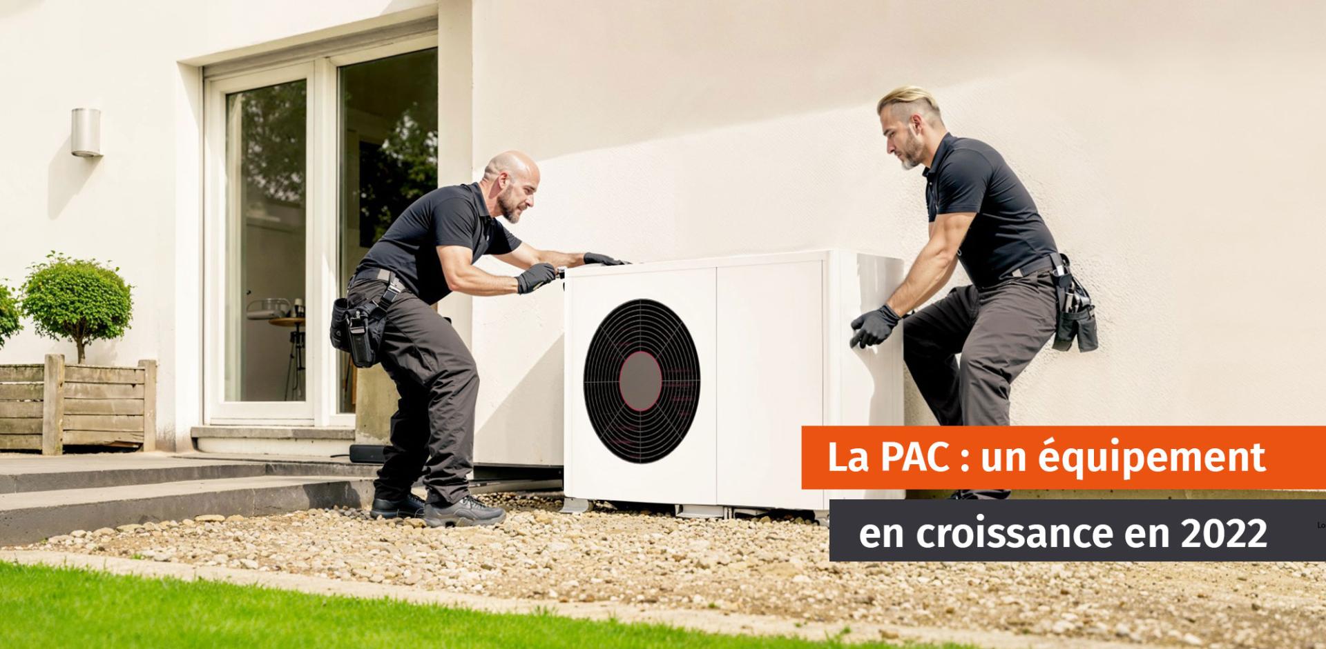 technicien installant une pompe à chaleur