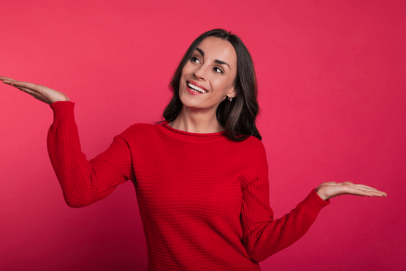 femme avec pull rouge qui leve les mains