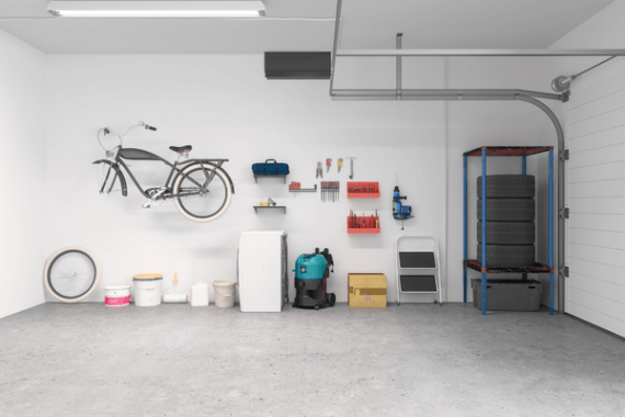 interieur garage propre avec equipements accroches aux murs