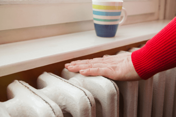 main-posee-sur-radiateur-fonte