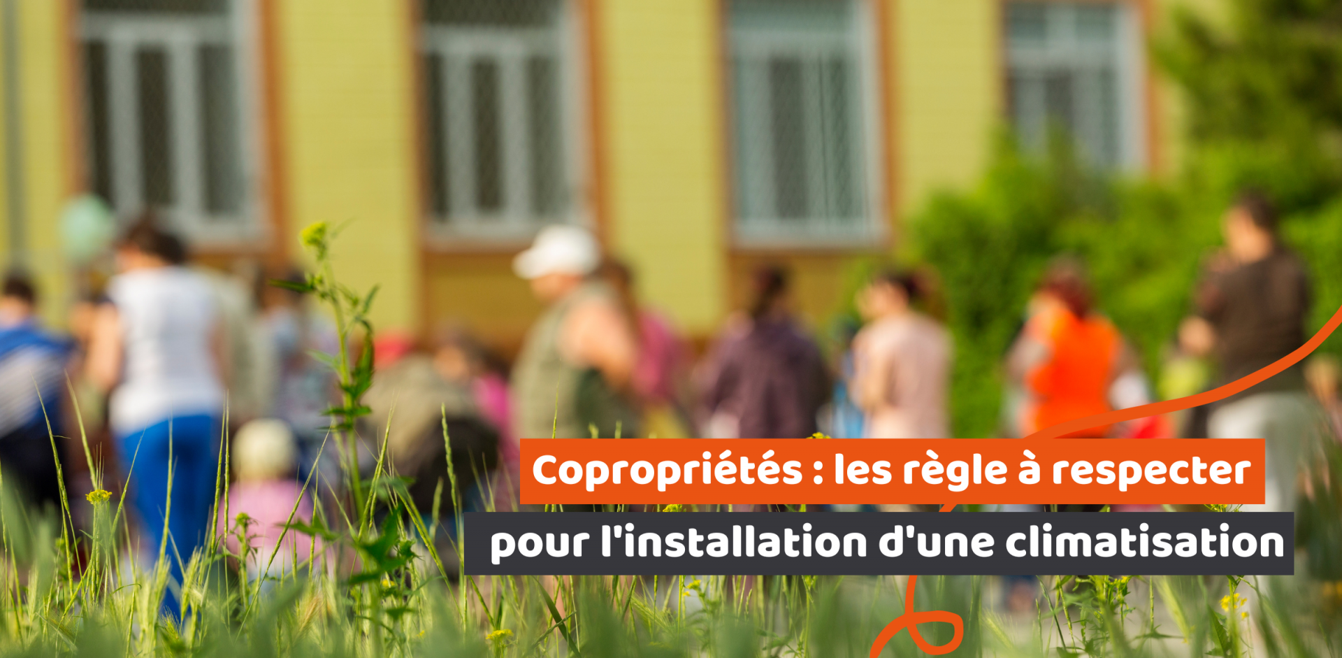 rassemblement festif de personnes devant un immeuble jaune