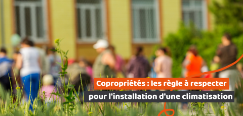 rassemblement festif de personnes devant un immeuble jaune